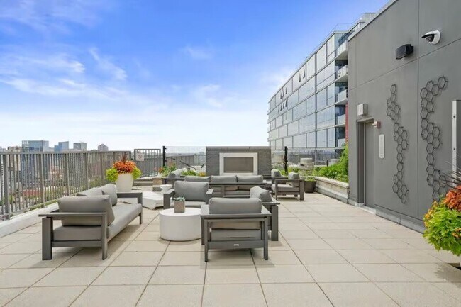 Building Photo - 642 S Clark St