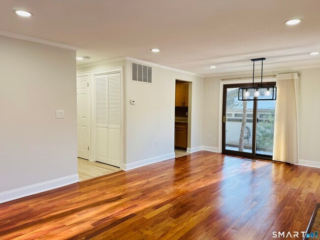 Building Photo - 2 Highland Square