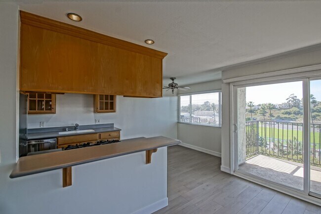 Building Photo - Recently Updated, Top-Floor 2BR2BA Condo in Apple Tree Community w/ Pool, Overlooking Greenbelt/H...