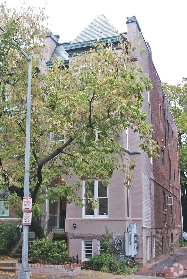 Andre Rowe 10-10-07 - 1711 18th St NW