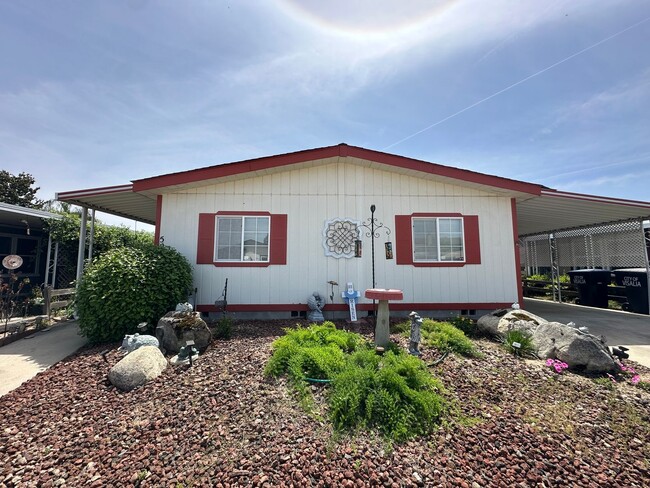 Primary Photo - Cute manufactured home in a 55 and up gate...