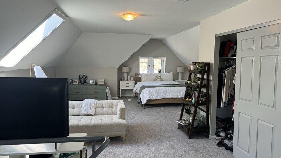 Building Photo - 221 W 4th St