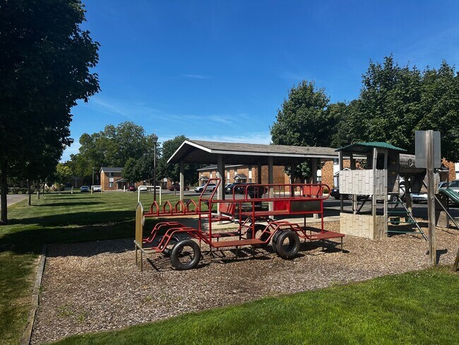 Building Photo - 475 W Mae Rose Ave