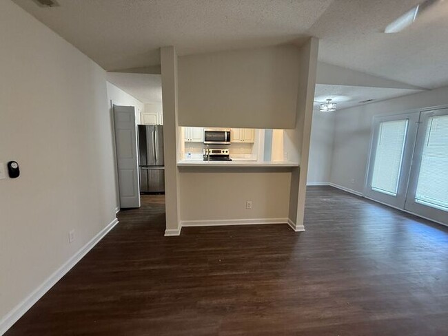 Building Photo - Modern Updated Top Floor unit! Freshly Pai...