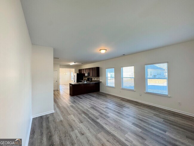 Building Photo - 214 N Dogwood St