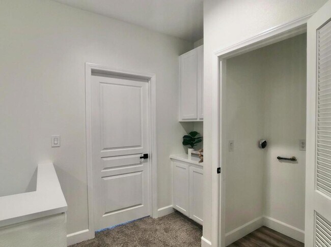 Building Photo - 4300 Newton Ave