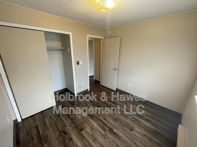 Building Photo - 1209 W Plum St