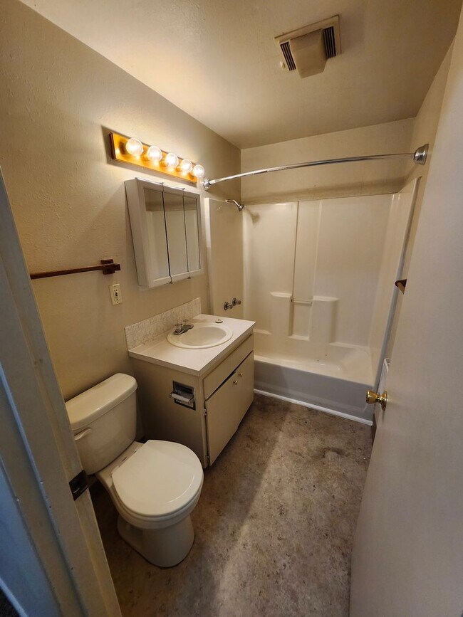 Building Photo - t464