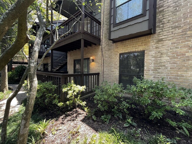 Building Photo - Adorable 1 bedroom, 1 bath Town-Home!!