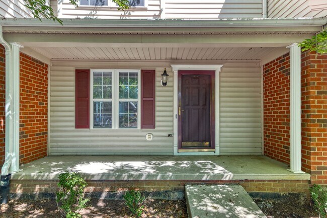 Building Photo - 3 bed / 3 bath. Parking. Pet Friendly.