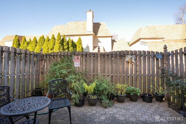 Building Photo - 58 Park Gate Dr