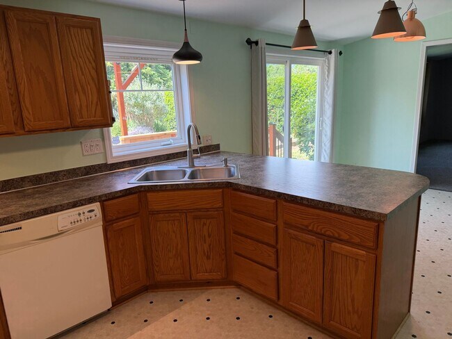 Building Photo - 3-bedroom 2 bath house in Springfield!