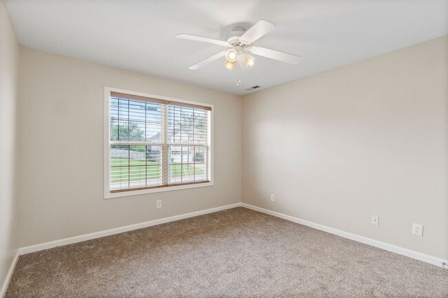 Building Photo - Come take a look at this 5 bedroom beauty!