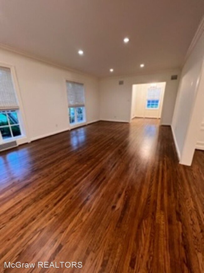 Building Photo - 4 br, 3.5 bath House - 2141 E. 31st Place S.
