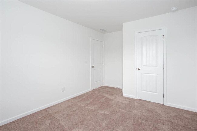 Building Photo - 590 River Run Dr