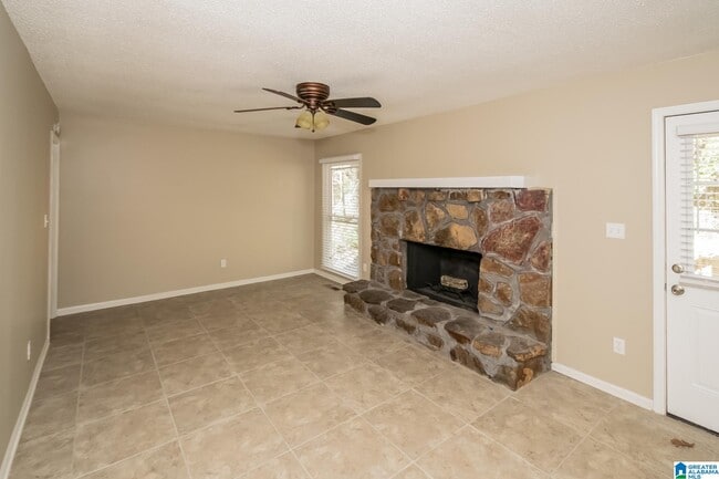 Building Photo - 720 Country View Terrace