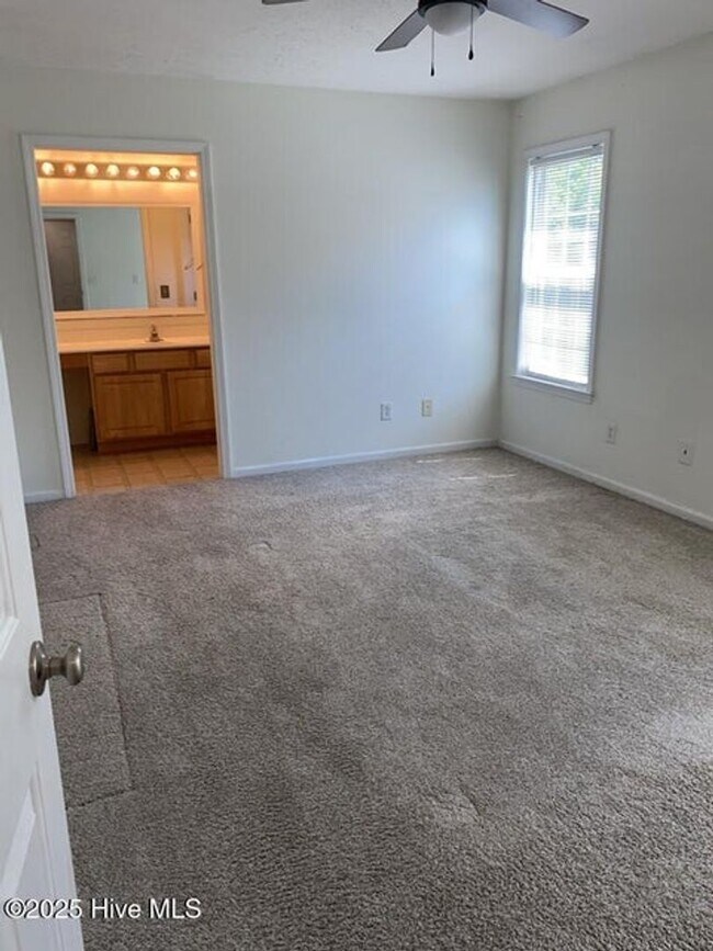 Building Photo - 206 Red Carnation Dr