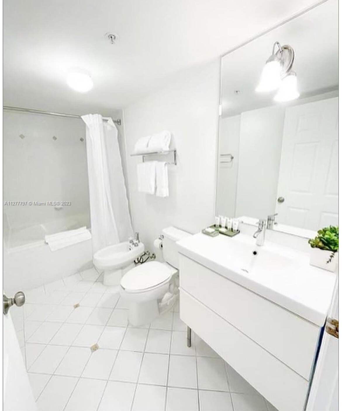 Building Photo - 2951 S Bayshore Dr