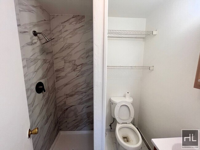 Building Photo - 1 Bedroom on REID AVENUE