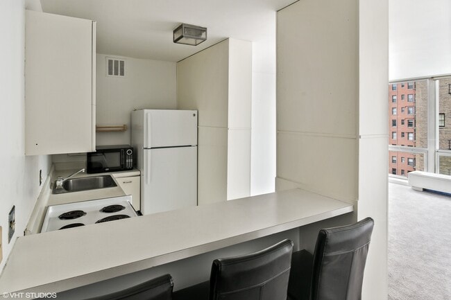 Building Photo - 2400 N Lakeview Ave