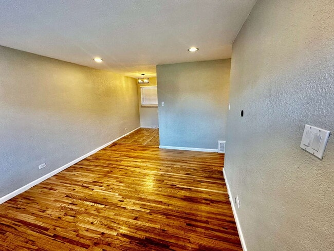 Building Photo - Cozy Home in Sunnyside!