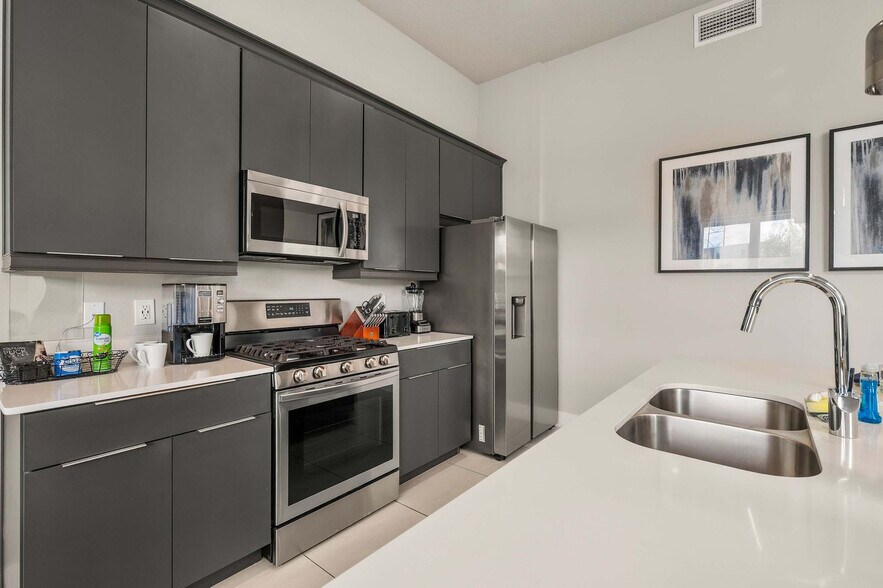 Building Photo - 7740 Sandy Ridge Dr