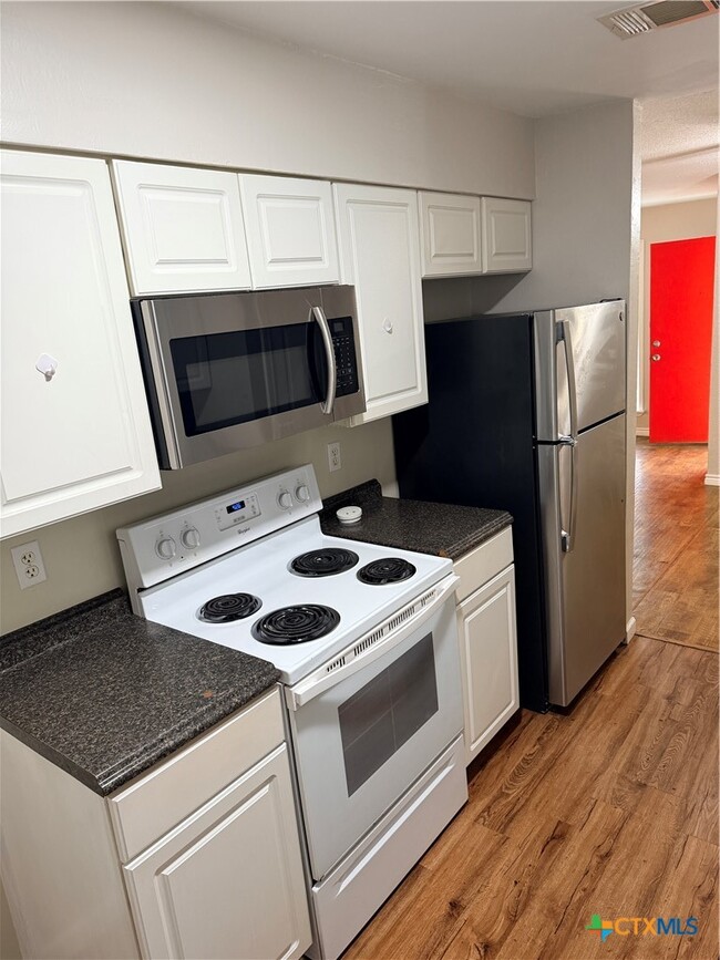 Building Photo - 208 Uhland Rd