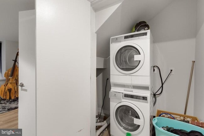 Building Photo - 385 Martin St