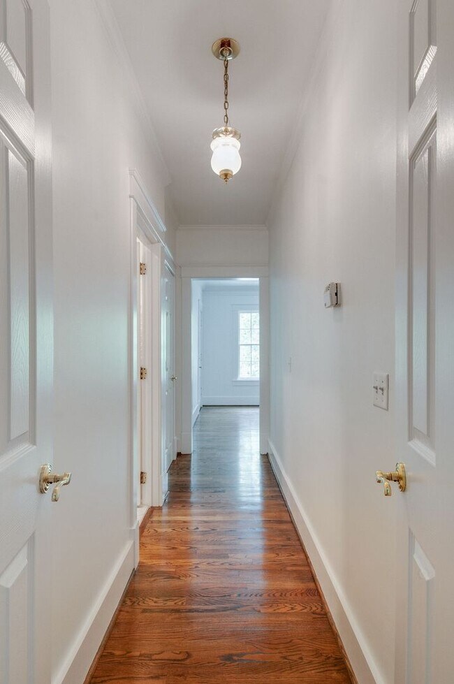 Building Photo - English Cottage in the heart of Belle Meade