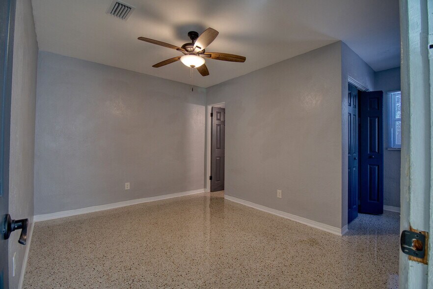 Building Photo - 634 15th Ave S