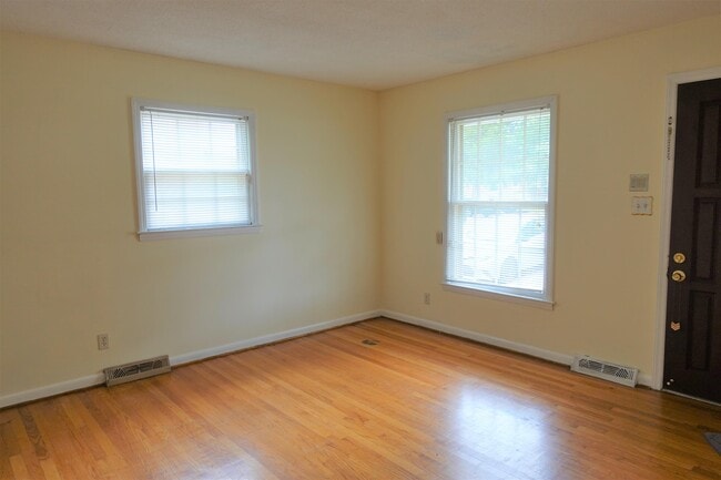 Building Photo - 325 Willow Oaks Dr