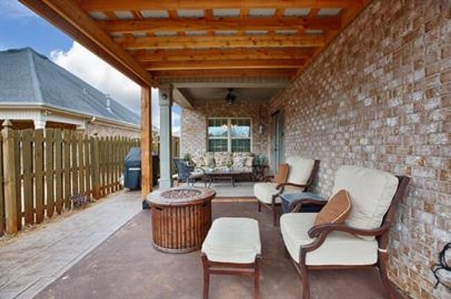 Building Photo - Welcome Home to Lake Forest!