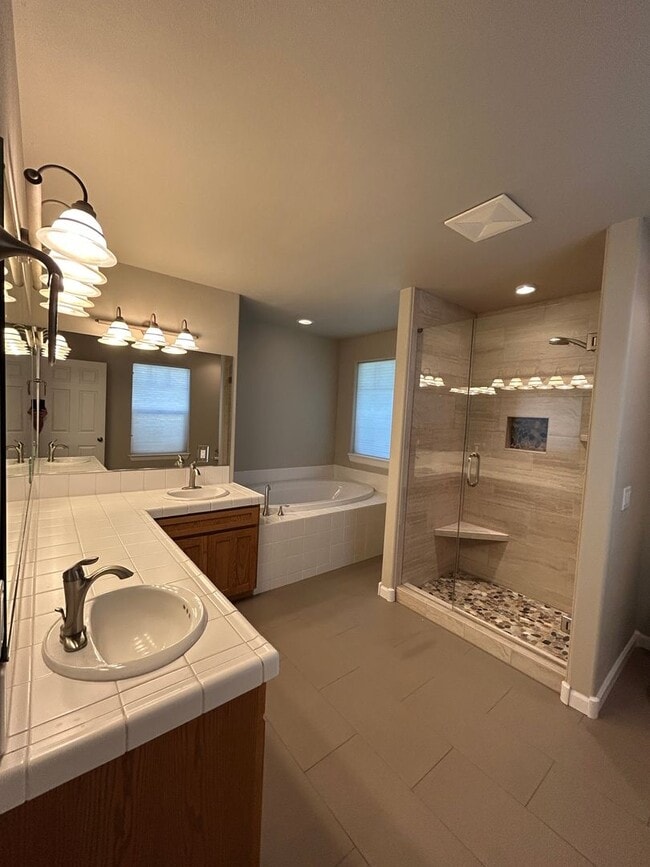 Building Photo - Well Maintained 3 Bedroom / 2 Bathroom Hom...