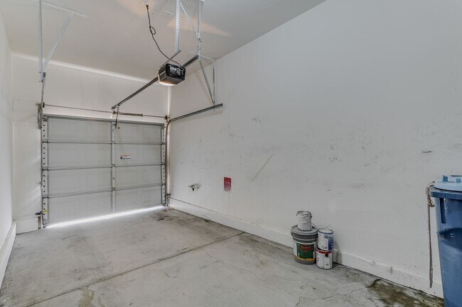 Building Photo - Cozy 2-Bedroom Henderson Townhome with Double-Sided Fireplace