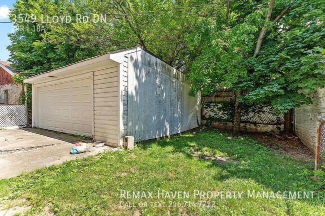 Building Photo - 3549 Lloyd Rd DN, Cleveland -Spacious 2 be...