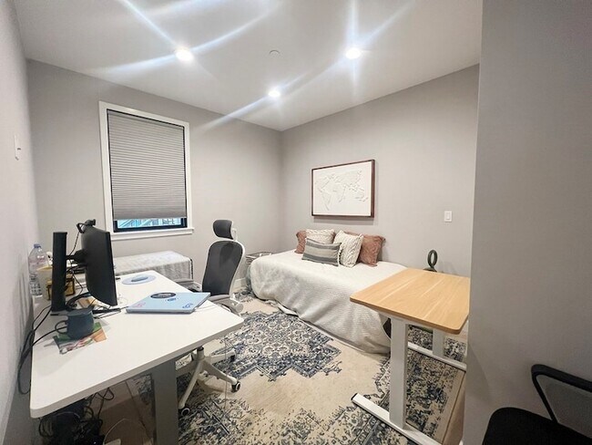 Building Photo - 360 Meridian St