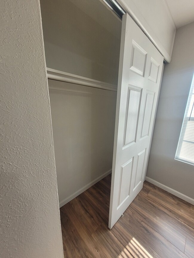 Building Photo - 3 bed 1 bath with 1 car garage!