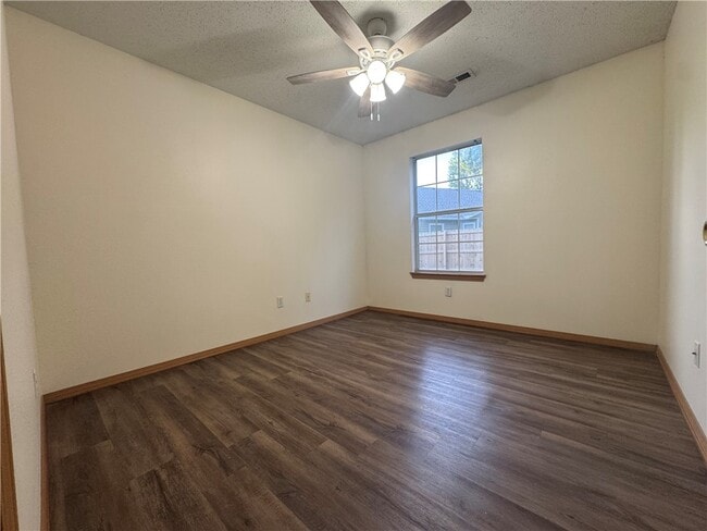 Building Photo - 1502 Cresent Dr