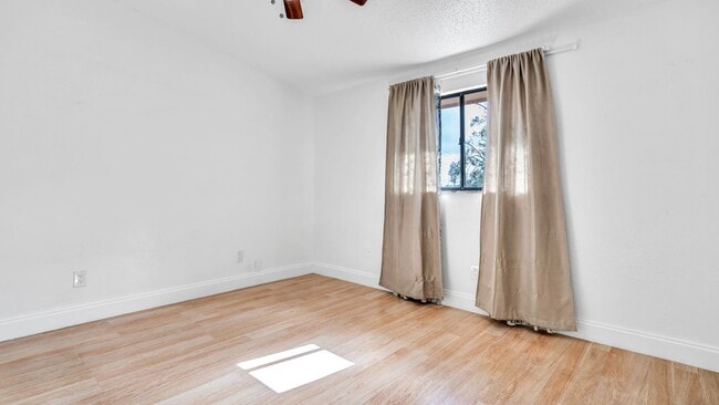 Building Photo - Spacious 1-bedroom, 1.5-bath, two-story Ki...