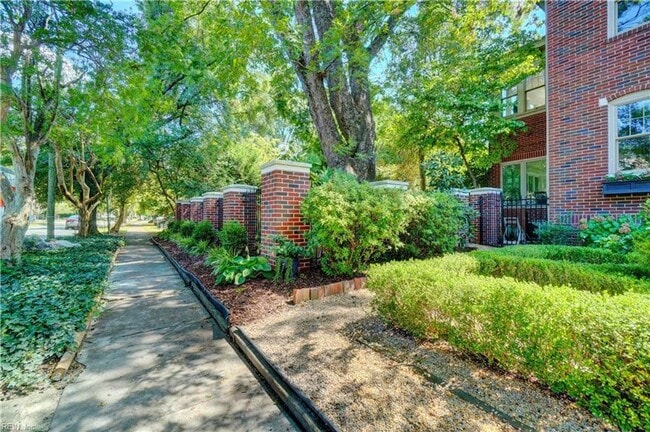 Building Photo - LARCHMONT