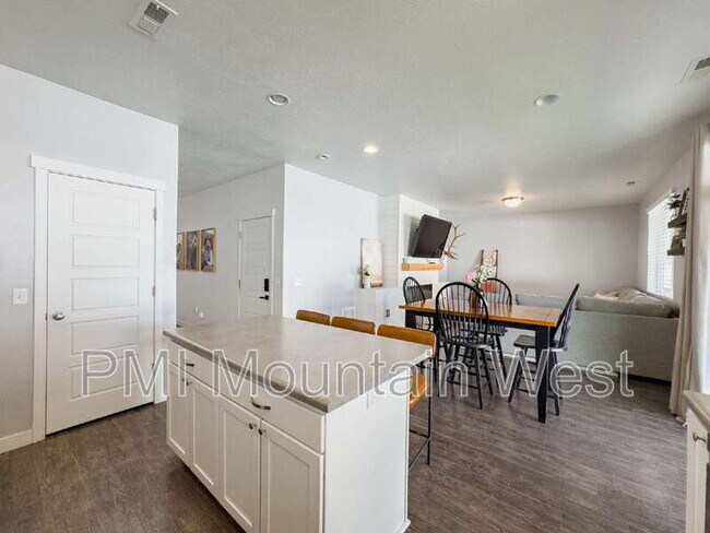 Building Photo - 3565 Water Lilly Ln