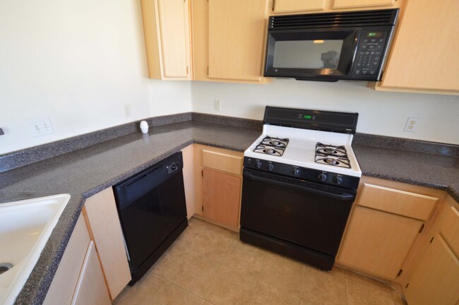 Building Photo - 2nd Floor Condo in a Gated Northeast Commu...