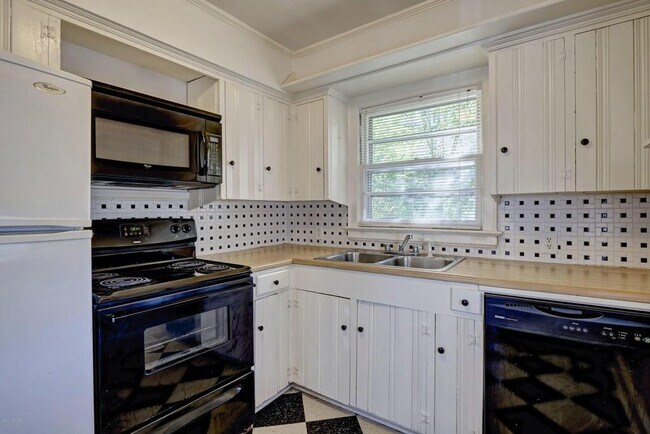 Full Size Appliances - 2702 Chestnut St