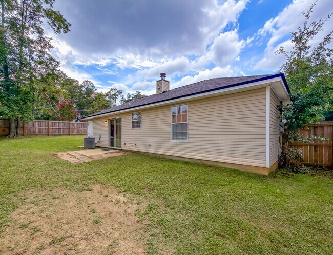 Building Photo - LOVELY SE 3/2 w/ New Paint, Fireplace, Fenced Yard, Vaulted Ceilings, Washer/Dryer, & No Carpet! ...