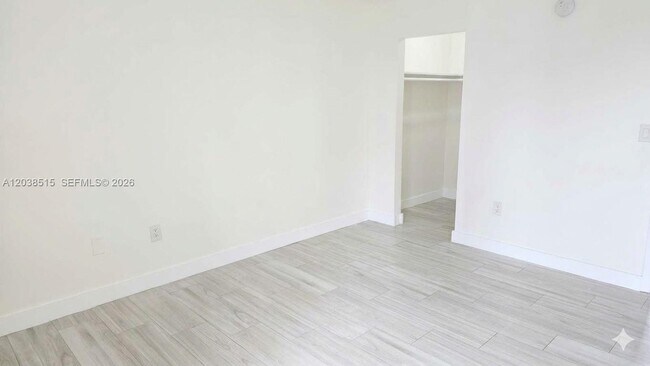Building Photo - 6904 N Kendall Dr