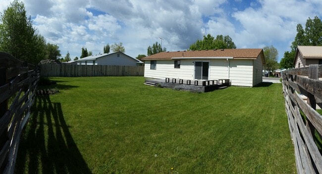 Building Photo - Cozy 3 Bedroom 1 Bath Home with Large Yard & 1 Car Attached Garage