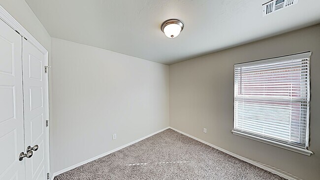Building Photo - Spacious 4 Bedroom 2 Bath Home in Deer Cre...