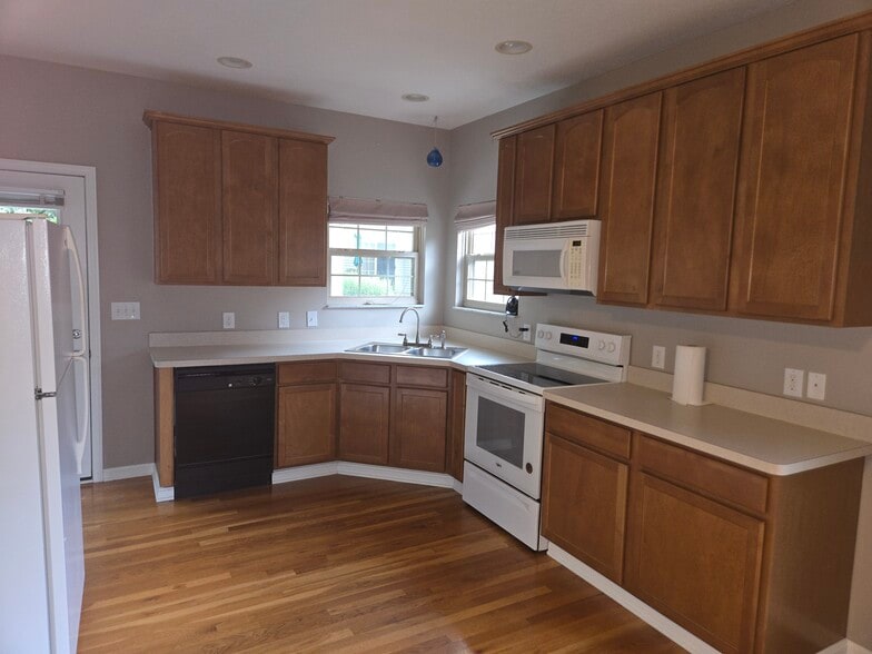Building Photo - 44 Village Green Dr