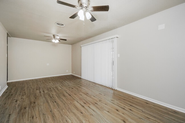 Building Photo - Spacious Living Near Parks & Trails