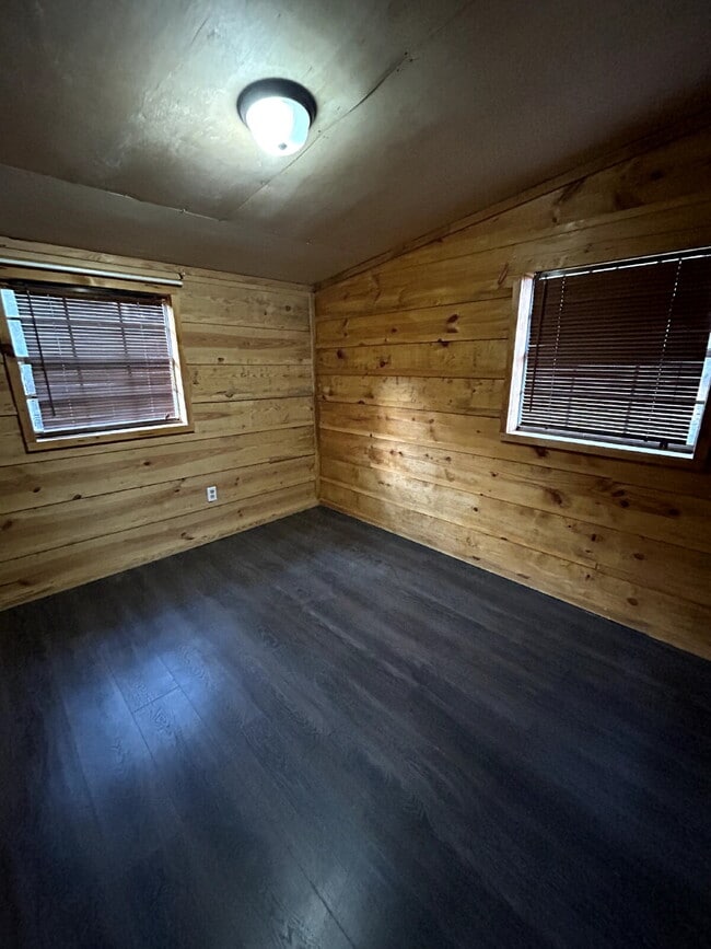 Building Photo - Brick home 3/1 available 3/1